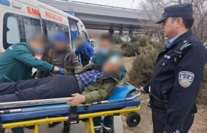 巡逻途中伸援手 南岗公安暖心救助倒地老人