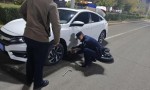 路遇爆胎车主急，民警援手显温暖
